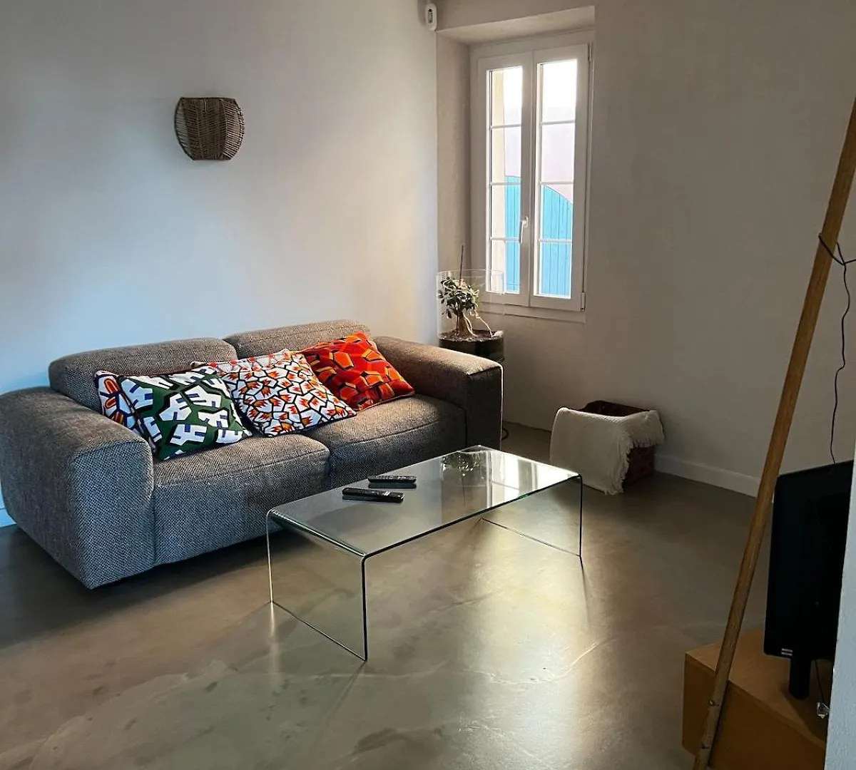 Jolie Maison De Village contacts